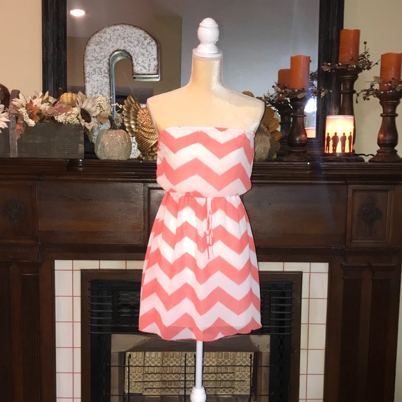 ❤️ CHARLOTTE RUSSE- Strapless Chevron Print Dress - Picture 1 of 3